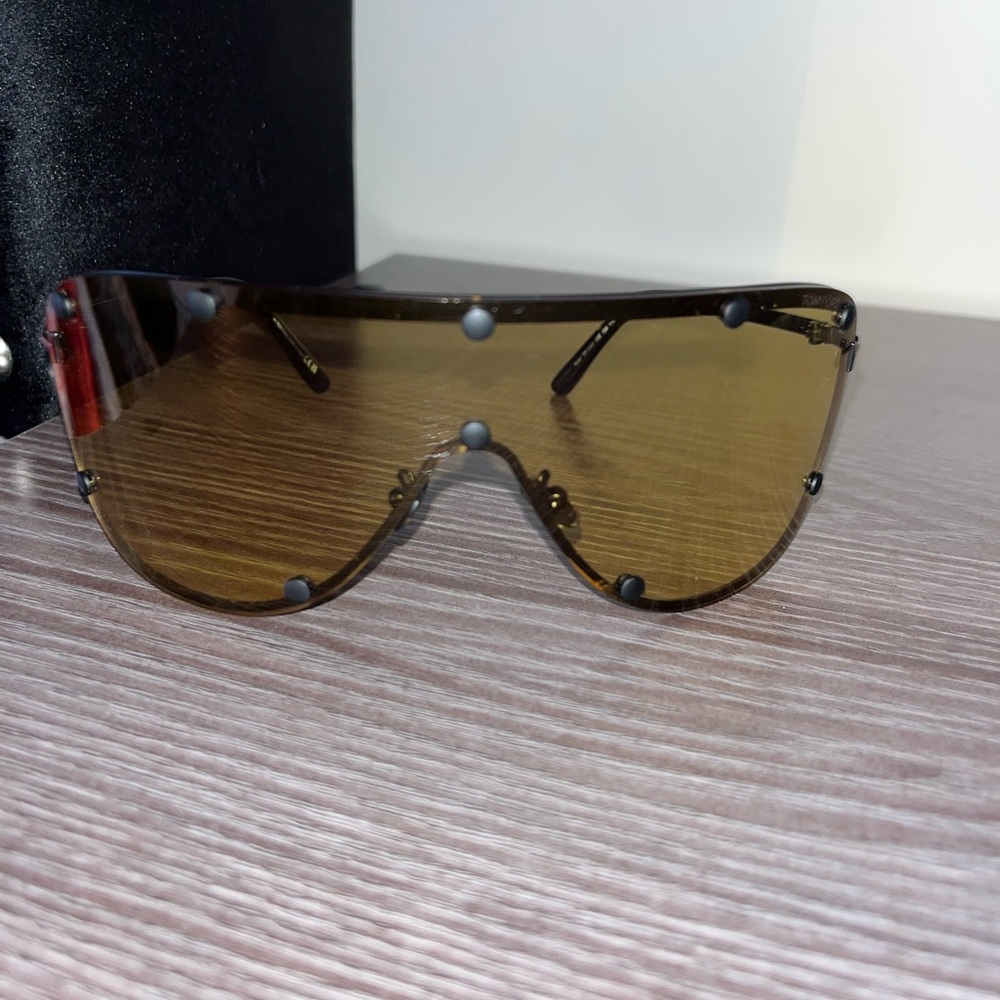 LIKE NEW TOM FORD SHIELD GLASSES🥰

*Im willing to take offers*